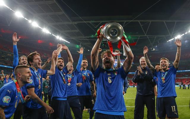 德约科维奇在巴黎圣日耳曼比赛中出色防守,关键助攻引发热议!的简单介绍 德约科维奇在巴黎圣日耳曼比赛中出色防守,关键助攻引发热议!的简单介绍